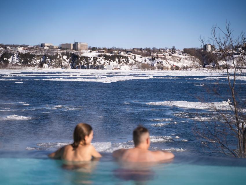 Couple au Strøm spa nordique 