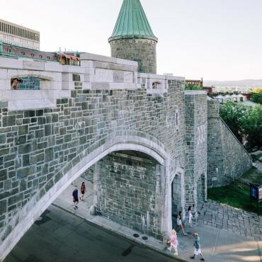 Rue Saint-Jean et porte Saint-Jean, vues du haut des fortifications de Québec.