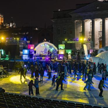 Patineurs sur la Discoglace le soir