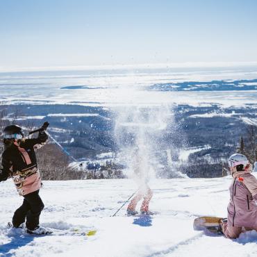 Skieurs en haut du Mont-Sainte-Anne