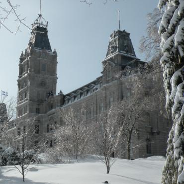 Façade de l'hôtel du Parlement de Québec en hiver 