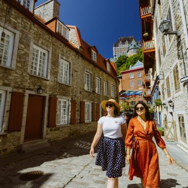 Filles marchant dans le Petit-Champlain 